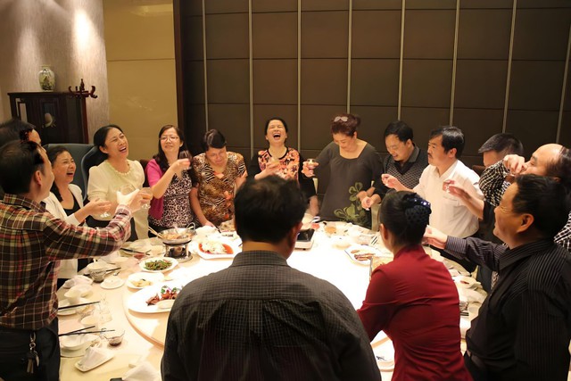V&igrave; sao ng&agrave;y c&agrave;ng nhiều người đi họp lớp kh&ocirc;ng muốn n&oacute;i về tiền lương?- Ảnh 2.