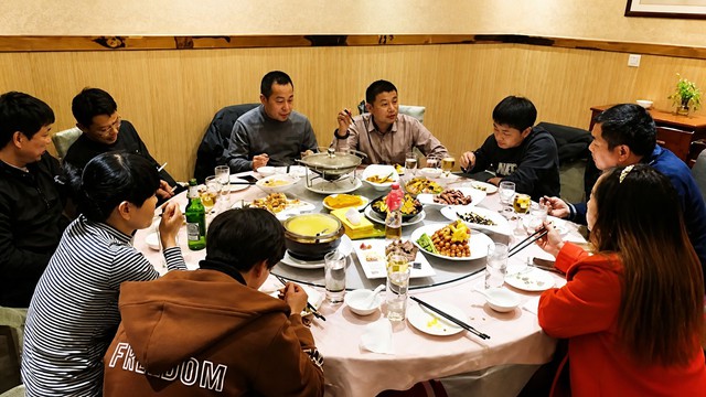 V&igrave; sao ng&agrave;y c&agrave;ng nhiều người đi họp lớp kh&ocirc;ng muốn n&oacute;i về tiền lương?- Ảnh 1.
