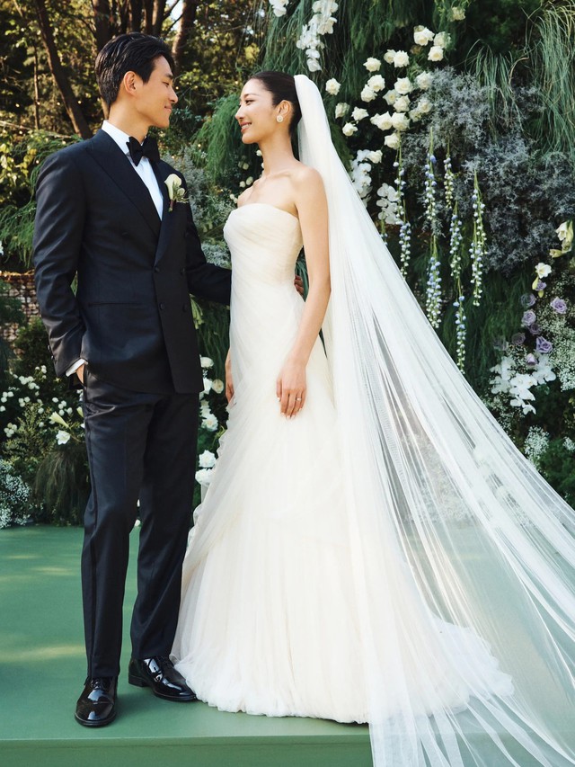 Đám cưới đẹp như mơ của cặp đôi nổi tiếng showbiz, đây mới đúng là "môn đăng hộ đối"- Ảnh 2.