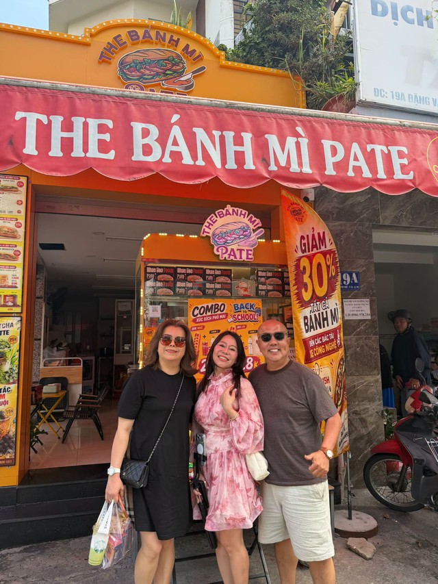 Nam nghệ sĩ đ&igrave;nh đ&aacute;m U50 đi b&aacute;n b&aacute;nh m&igrave; ở đường Đặng Văn Ngữ, TP.HCM- Ảnh 4.
