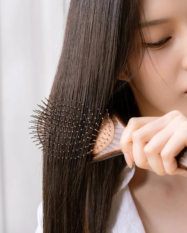 Tóc rụng nhiều, chân tóc xẹp khi giao mùa? “Lược tinh chất da đầu” đang được nhiều người dùng thử - Ảnh 6.
