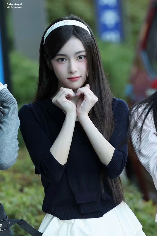 Mới 13 tuổi, nữ ca sĩ lai hai dòng máu đã thành "cú sốc visual mới" - Ảnh 4.