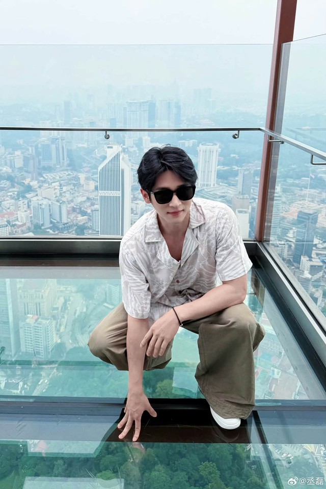 Chồng quốc d&acirc;n thay thế Loan Niệm: B&ugrave;ng nổ "b&aacute; kh&iacute;", mặc suit kh&ocirc;ng ch&ecirc; được- Ảnh 11.