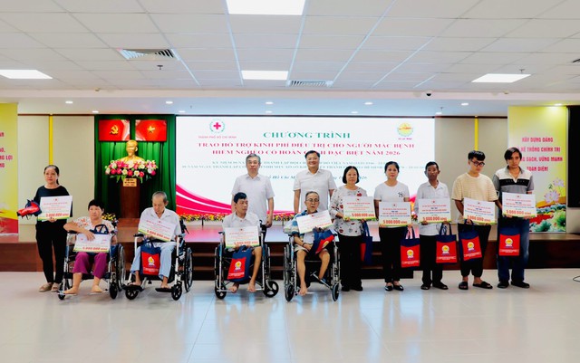 Th&agrave;nh phố Hồ Ch&iacute; Minh trao hơn 2 tỷ đồng hỗ trợ 400 bệnh nh&acirc;n mắc bệnh hiểm ngh&egrave;o - Ảnh 1.
