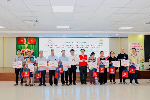 Th&agrave;nh phố Hồ Ch&iacute; Minh trao hơn 2 tỷ đồng hỗ trợ 400 bệnh nh&acirc;n mắc bệnh hiểm ngh&egrave;o - Ảnh 3.