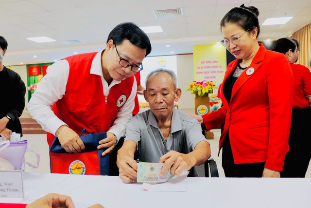 Th&agrave;nh phố Hồ Ch&iacute; Minh trao hơn 2 tỷ đồng hỗ trợ 400 bệnh nh&acirc;n mắc bệnh hiểm ngh&egrave;o - Ảnh 4.