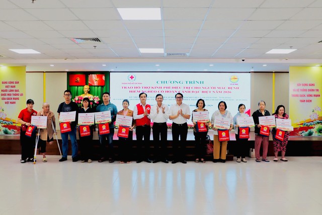 Th&agrave;nh phố Hồ Ch&iacute; Minh trao hơn 2 tỷ đồng hỗ trợ 400 bệnh nh&acirc;n mắc bệnh hiểm ngh&egrave;o - Ảnh 5.