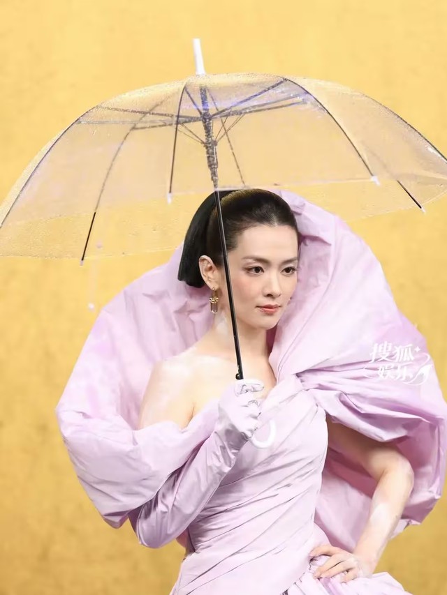 Mỹ nhân Hoa ngữ diện váy của NTK Nguyễn Phúc Tuấn trên thảm đỏ VOGUE- Ảnh 2.