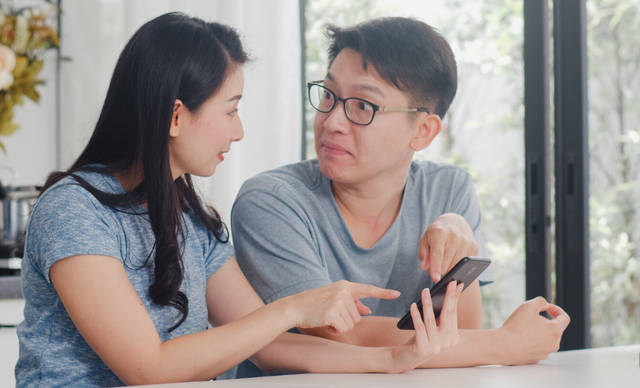 Chồng mắng vợ ti&ecirc;u hoang, vợ tố chồng đua đ&ograve;i theo xu hướng: Một quyết định lớn khiến cả hai nhận ra sự thật phũ ph&agrave;ng về tiền tiết kiệm- Ảnh 2.