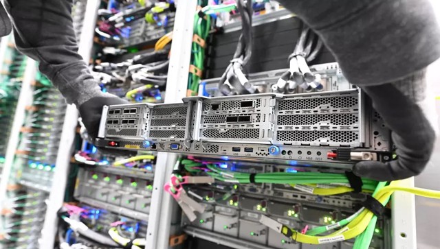 Amazon mua GPU AI trị giá hàng tỷ USD rồi để trong kho vì chưa có điện để bật- Ảnh 3.