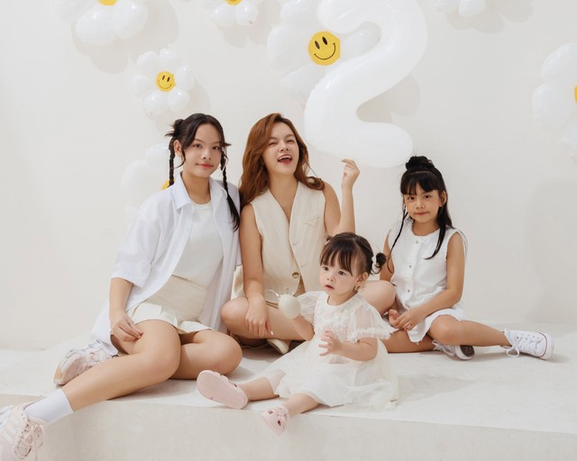 3 con g&aacute;i của Phạm Quỳnh Anh giống mẹ c&ugrave;ng 1 khu&ocirc;n, chị cả nay đ&atilde; cao hơn mẹ, trổ m&atilde; xinh đẹp ai cũng ngỡ ng&agrave;ng - Ảnh 6.