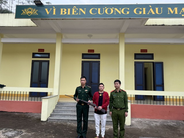 Người đ&agrave;n &ocirc;ng d&acirc;n tộc T&agrave;y tự nguyện giao nộp s&uacute;ng k&iacute;p gia tộc cất giữ suốt gần 100 năm cho Bộ đội Bi&ecirc;n ph&ograve;ng - Ảnh 1.