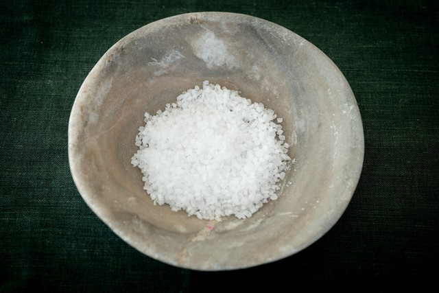 Nhiều gia đình đặt 1 bát muối trong nhà: Hóa ra vì 5 lý do này - Ảnh 1.