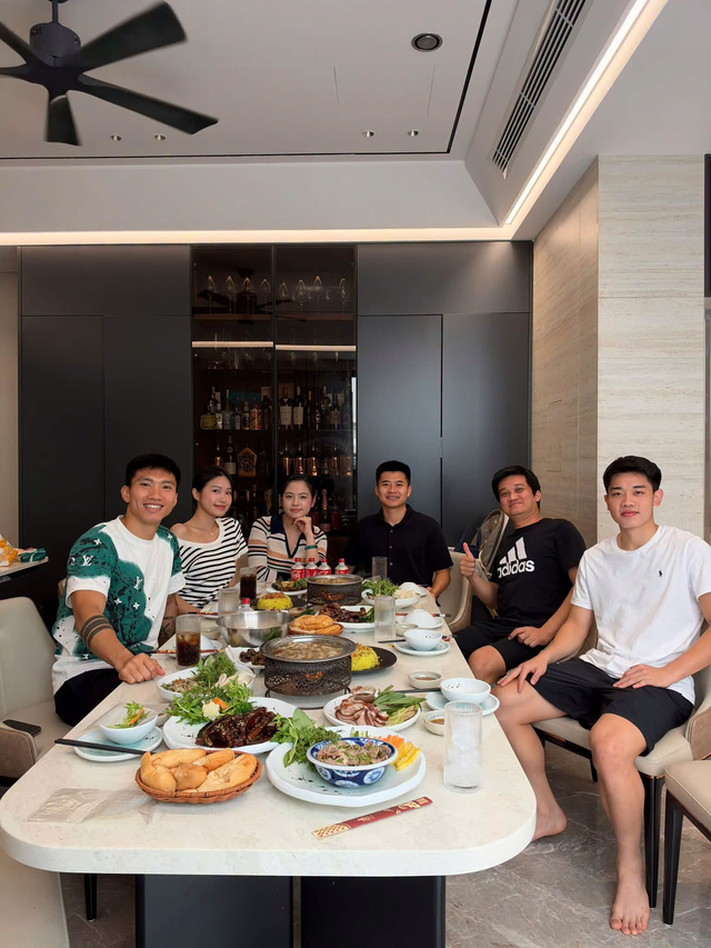 M&acirc;m cơm nh&agrave; của Đo&agrave;n Văn Hậu v&agrave; Do&atilde;n Hải My trong biệt thự chục tỷ - Ảnh 2.