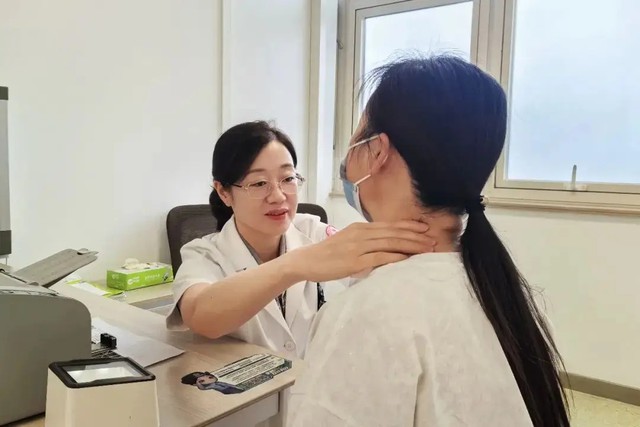 Nữ sinh 15 tuổi mắc ung thư tuyến giáp, phát hiện đã di căn hạch: Lời kể của gia đình về thói quen thức khuya khiến bác sĩ chú ý- Ảnh 1.