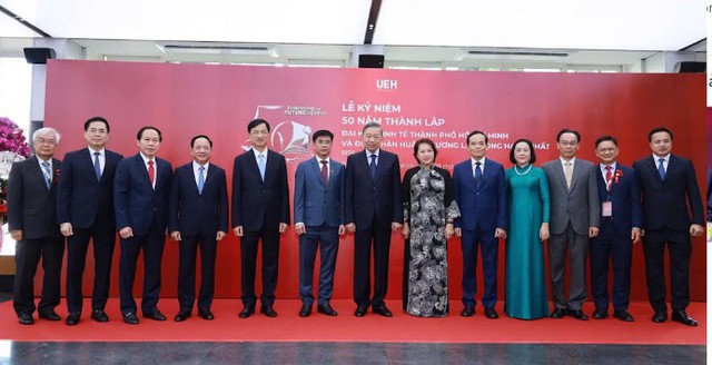 Tổng B&iacute; thư, Chủ tịch nước T&ocirc; L&acirc;m dự lễ kỷ niệm 50 năm UEH, trao Hu&acirc;n chương Lao động hạng Nhất - Ảnh 4.