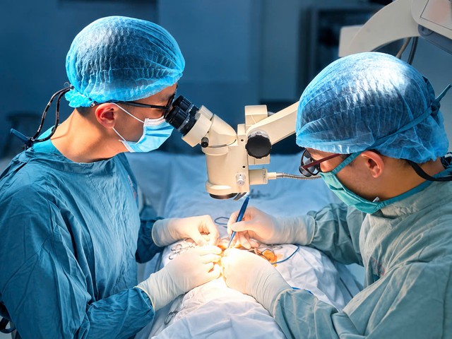 Bệnh viện Nhân dân Gia Định phẫu thuật thắt tĩnh mạch thừng tinh, mở ra hy vọng cho nam giới hiếm muộn - Ảnh 1.