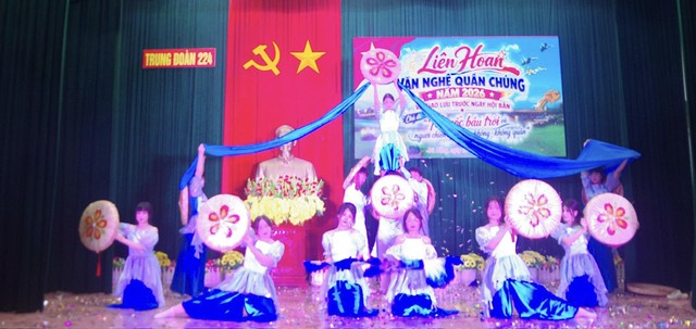 Trung đo&agrave;n 224 s&ocirc;i nổi li&ecirc;n hoan văn nghệ, tiếp th&ecirc;m kh&iacute; thế trước ng&agrave;y hội bắn - Ảnh 3.