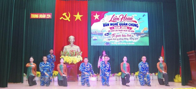 Trung đo&agrave;n 224 s&ocirc;i nổi li&ecirc;n hoan văn nghệ, tiếp th&ecirc;m kh&iacute; thế trước ng&agrave;y hội bắn - Ảnh 4.