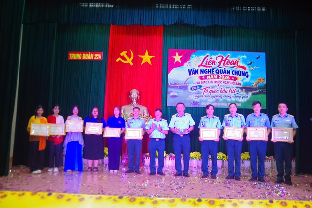Trung đo&agrave;n 224 s&ocirc;i nổi li&ecirc;n hoan văn nghệ, tiếp th&ecirc;m kh&iacute; thế trước ng&agrave;y hội bắn - Ảnh 5.