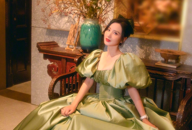 Đ&ocirc;i bạn Hoa hậu - diễn vi&ecirc;n "cạch mặt" cực căng: Nh&agrave; trai số khổ nhất showbiz, nh&agrave; g&aacute;i từng bị biến dạng xương sườn v&igrave; v&aacute;y b&oacute; - Ảnh 5.