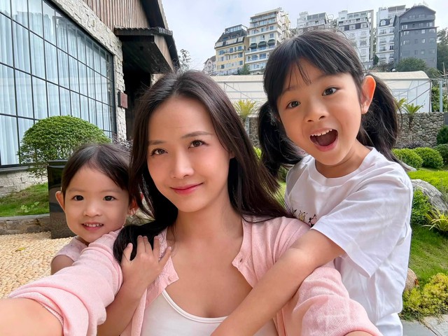 Con gái chăm ngoan, đọc chữ vanh vách, Trương Mỹ Nhân ngỡ ngàng “Con học lớp 1 nhàn vậy sao?” - Ảnh 7.