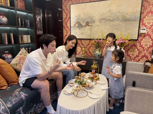 Con gái chăm ngoan, đọc chữ vanh vách, Trương Mỹ Nhân ngỡ ngàng “Con học lớp 1 nhàn vậy sao?” - Ảnh 8.