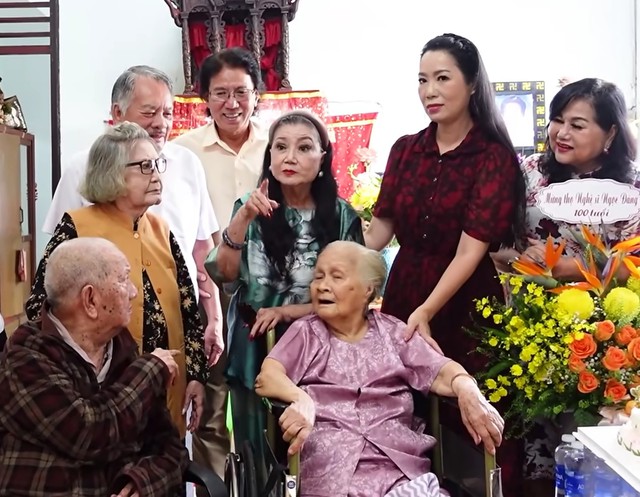 Nữ NSND quyền lực miền Nam 89 tuổi thăm đ&agrave;n chị 99 tuổi, n&oacute;i thẳng điều n&agrave;y - Ảnh 2.