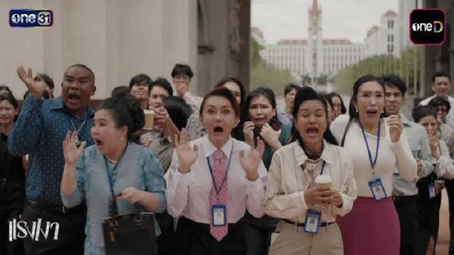 Tưởng phim Ấn Độ nhưng hóa ra là phim Thái: Màn ngã cầu thang "ảo tung chảo", tình tiết phi lý đến cực điểm- Ảnh 5.
