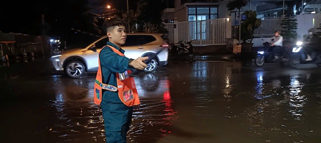 Xung kích ứng phó với triều cường: Dấu ấn tuổi trẻ thành phố Hồ Chí Minh trên những tuyến đường ngập - Ảnh 2.