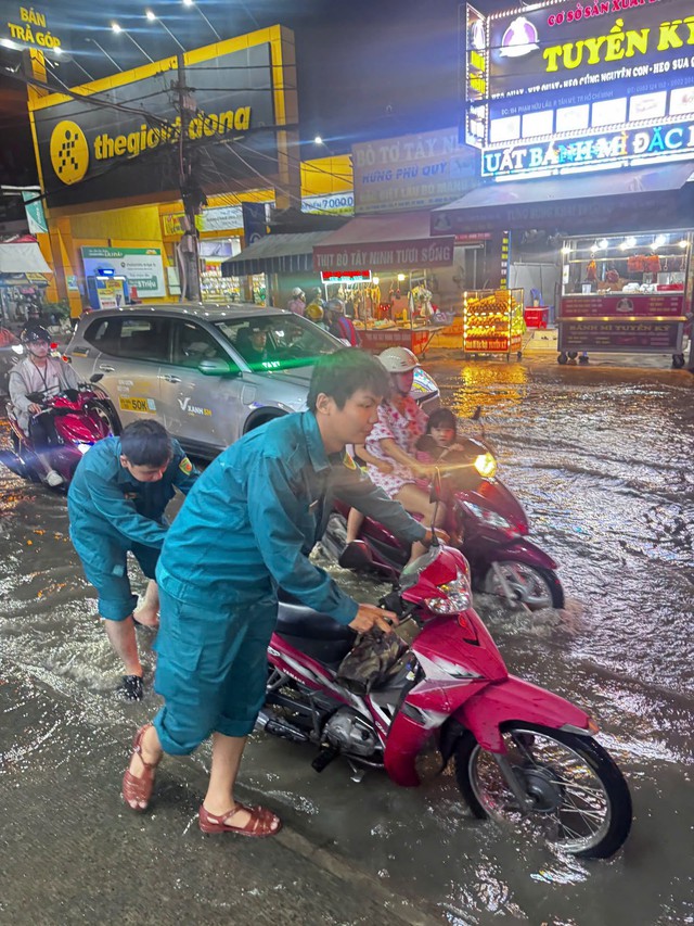 Xung kích ứng phó với triều cường: Dấu ấn tuổi trẻ thành phố Hồ Chí Minh trên những tuyến đường ngập - Ảnh 3.