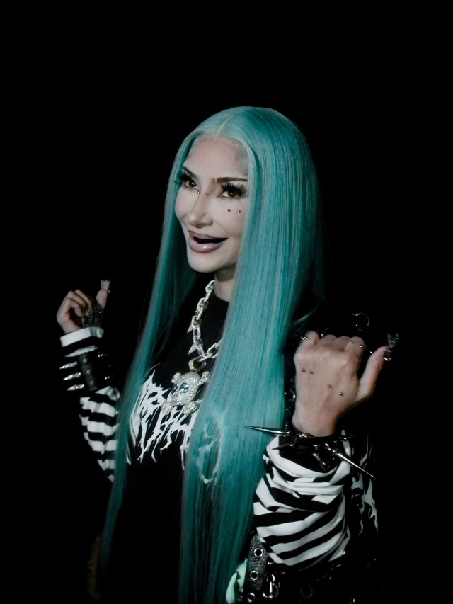 Sao USUK chơi lớn Halloween: Paris Hilton bê trăn sống hóa Britney Spears, Kim Kardashian hóa trang thành chính... con gái mình!- Ảnh 3.