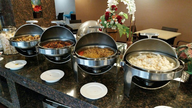 Ăn buffet suốt 2 giờ, c&ocirc; g&aacute;i 24 tuổi bụng ph&igrave;nh như quả b&oacute;ng, b&aacute;c sĩ phải mổ lấy 1,5 kg thức ăn - Ảnh 2.
