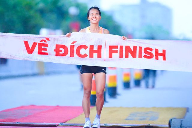 Hai động vi&ecirc;n Việt Nam c&ugrave;ng c&aacute;n đ&iacute;ch đầu ti&ecirc;n cự ly marathon tại Giải Marathon Quốc tế H&agrave; Nội Techcombank M&ugrave;a thứ 5 - Ảnh 1.