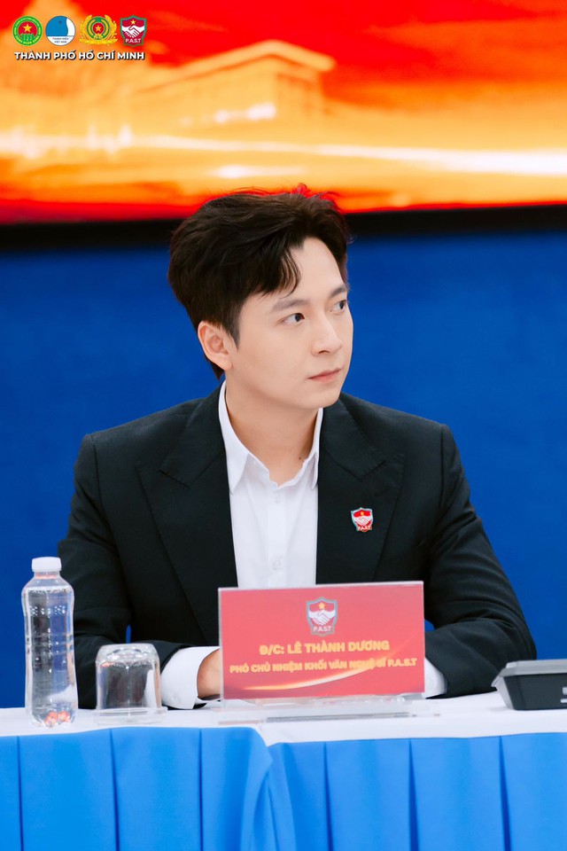 Thu nhập của Ph&oacute; Chủ nhiệm CLB th&agrave;nh phố được đề cử đẹp nhất thế giới - Ảnh 4.