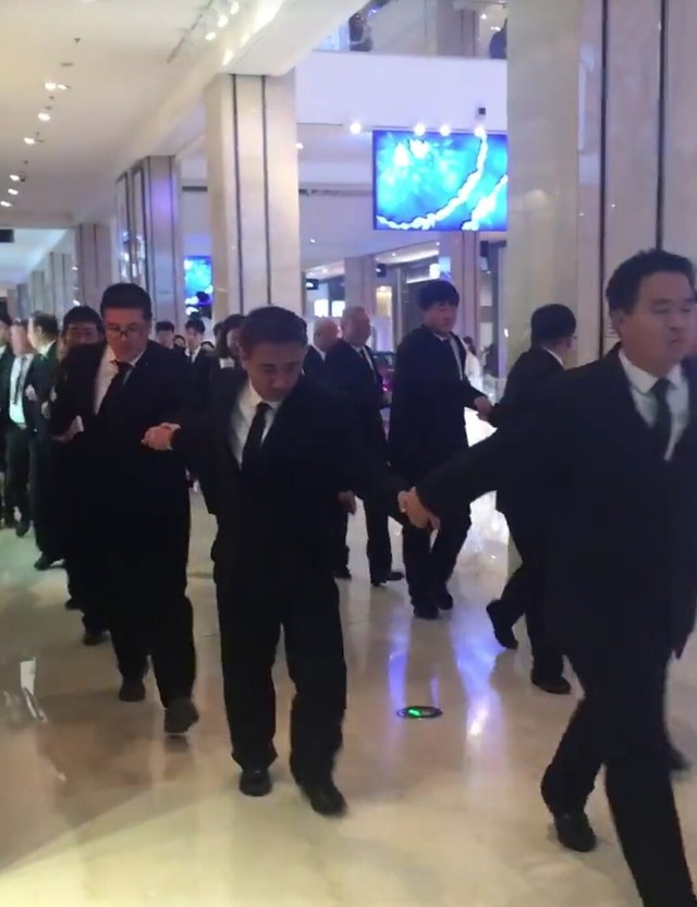 D&agrave;n sao Cbiz bị b&oacute;c phốt th&aacute;i độ: Người bị chỉ tr&iacute;ch c&ocirc;ng khai, kẻ mang hơn 30 vệ sĩ d&ugrave; chẳng c&oacute; mấy fan - Ảnh 8.