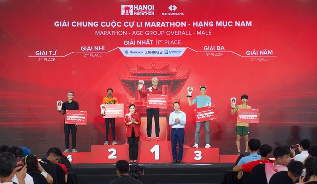 Hai động vi&ecirc;n Việt Nam c&ugrave;ng c&aacute;n đ&iacute;ch đầu ti&ecirc;n cự ly marathon tại Giải Marathon Quốc tế H&agrave; Nội Techcombank M&ugrave;a thứ 5 - Ảnh 3.