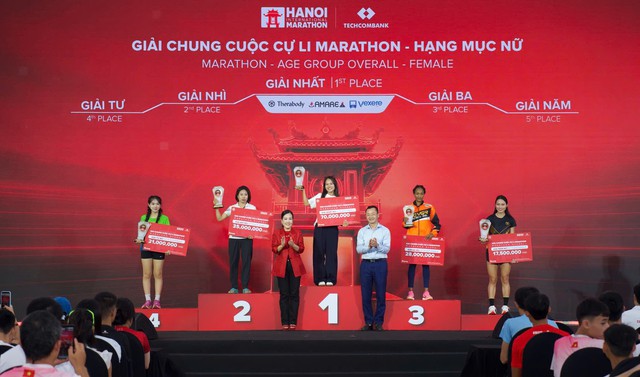 Hai động vi&ecirc;n Việt Nam c&ugrave;ng c&aacute;n đ&iacute;ch đầu ti&ecirc;n cự ly marathon tại Giải Marathon Quốc tế H&agrave; Nội Techcombank M&ugrave;a thứ 5 - Ảnh 4.