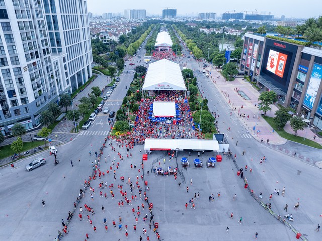Hai động vi&ecirc;n Việt Nam c&ugrave;ng c&aacute;n đ&iacute;ch đầu ti&ecirc;n cự ly marathon tại Giải Marathon Quốc tế H&agrave; Nội Techcombank M&ugrave;a thứ 5 - Ảnh 6.