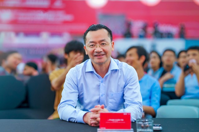Hai động vi&ecirc;n Việt Nam c&ugrave;ng c&aacute;n đ&iacute;ch đầu ti&ecirc;n cự ly marathon tại Giải Marathon Quốc tế H&agrave; Nội Techcombank M&ugrave;a thứ 5 - Ảnh 7.