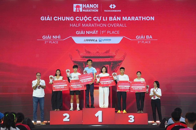Hai động vi&ecirc;n Việt Nam c&ugrave;ng c&aacute;n đ&iacute;ch đầu ti&ecirc;n cự ly marathon tại Giải Marathon Quốc tế H&agrave; Nội Techcombank M&ugrave;a thứ 5 - Ảnh 8.