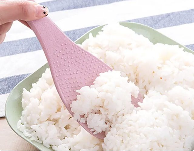 Lời khuyên cho những gia đình đang dùng thìa nhựa để xới cơm- Ảnh 1.