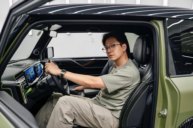Thu nhập của Ph&oacute; Chủ nhiệm CLB th&agrave;nh phố được đề cử đẹp nhất thế giới - Ảnh 9.