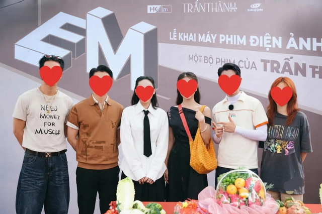 Phim Tết Trấn Th&agrave;nh lộ ảnh hậu trường n&eacute;t căng, 1 streamer 5 triệu fan lập tức bị r&eacute;o t&ecirc;n - Ảnh 5.