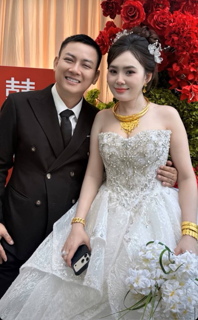 Biểu cảm lạ của Ngọc Trinh trong đám cưới với Hoài Lâm - Ảnh 1.