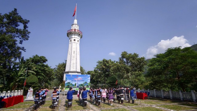 &ldquo;Cột mốc bi&ecirc;n cương - m&aacute;i trường li&ecirc;n cấp&rdquo; &ndash; nơi bồi dưỡng, gi&aacute;o dục &ldquo;thế trận l&ograve;ng l&ograve;ng d&acirc;n&rdquo; vững chắc cho thế hệ trẻ v&ugrave;ng cao bi&ecirc;n giới - Ảnh 1.