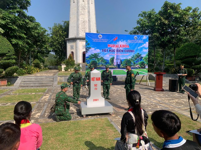 &ldquo;Cột mốc bi&ecirc;n cương - m&aacute;i trường li&ecirc;n cấp&rdquo; &ndash; nơi bồi dưỡng, gi&aacute;o dục &ldquo;thế trận l&ograve;ng l&ograve;ng d&acirc;n&rdquo; vững chắc cho thế hệ trẻ v&ugrave;ng cao bi&ecirc;n giới - Ảnh 2.