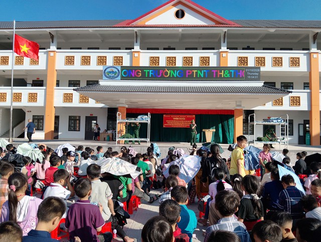 &ldquo;Cột mốc bi&ecirc;n cương - m&aacute;i trường li&ecirc;n cấp&rdquo; &ndash; nơi bồi dưỡng, gi&aacute;o dục &ldquo;thế trận l&ograve;ng l&ograve;ng d&acirc;n&rdquo; vững chắc cho thế hệ trẻ v&ugrave;ng cao bi&ecirc;n giới - Ảnh 3.