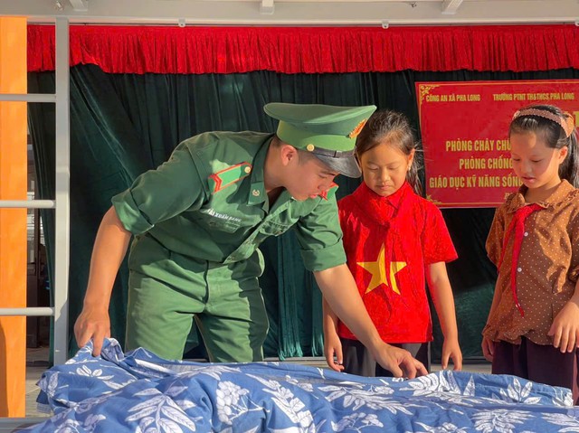 &ldquo;Cột mốc bi&ecirc;n cương - m&aacute;i trường li&ecirc;n cấp&rdquo; &ndash; nơi bồi dưỡng, gi&aacute;o dục &ldquo;thế trận l&ograve;ng l&ograve;ng d&acirc;n&rdquo; vững chắc cho thế hệ trẻ v&ugrave;ng cao bi&ecirc;n giới - Ảnh 4.