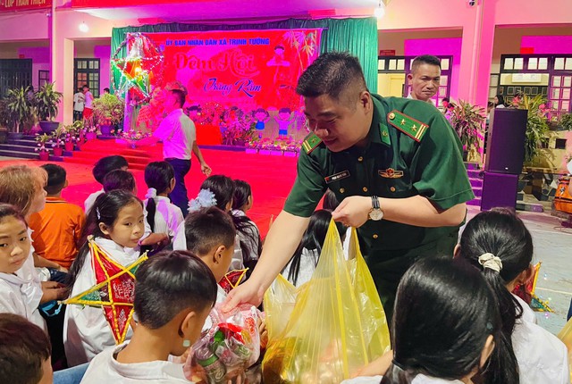 &ldquo;Cột mốc bi&ecirc;n cương - m&aacute;i trường li&ecirc;n cấp&rdquo; &ndash; nơi bồi dưỡng, gi&aacute;o dục &ldquo;thế trận l&ograve;ng l&ograve;ng d&acirc;n&rdquo; vững chắc cho thế hệ trẻ v&ugrave;ng cao bi&ecirc;n giới - Ảnh 6.